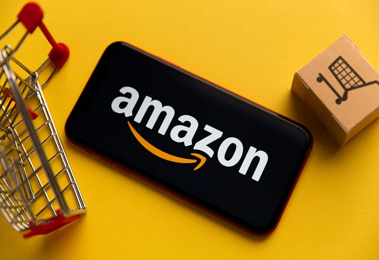 Teléfono con logo de Amazon y elementos de ecommerce