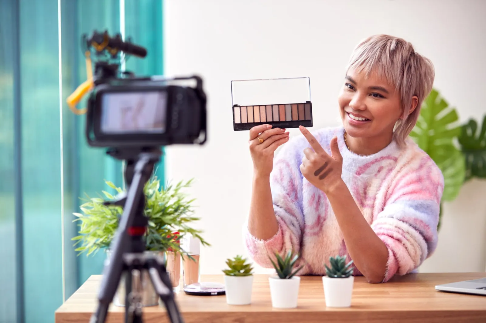 Creadora de contenido grabando un video para redes sociales