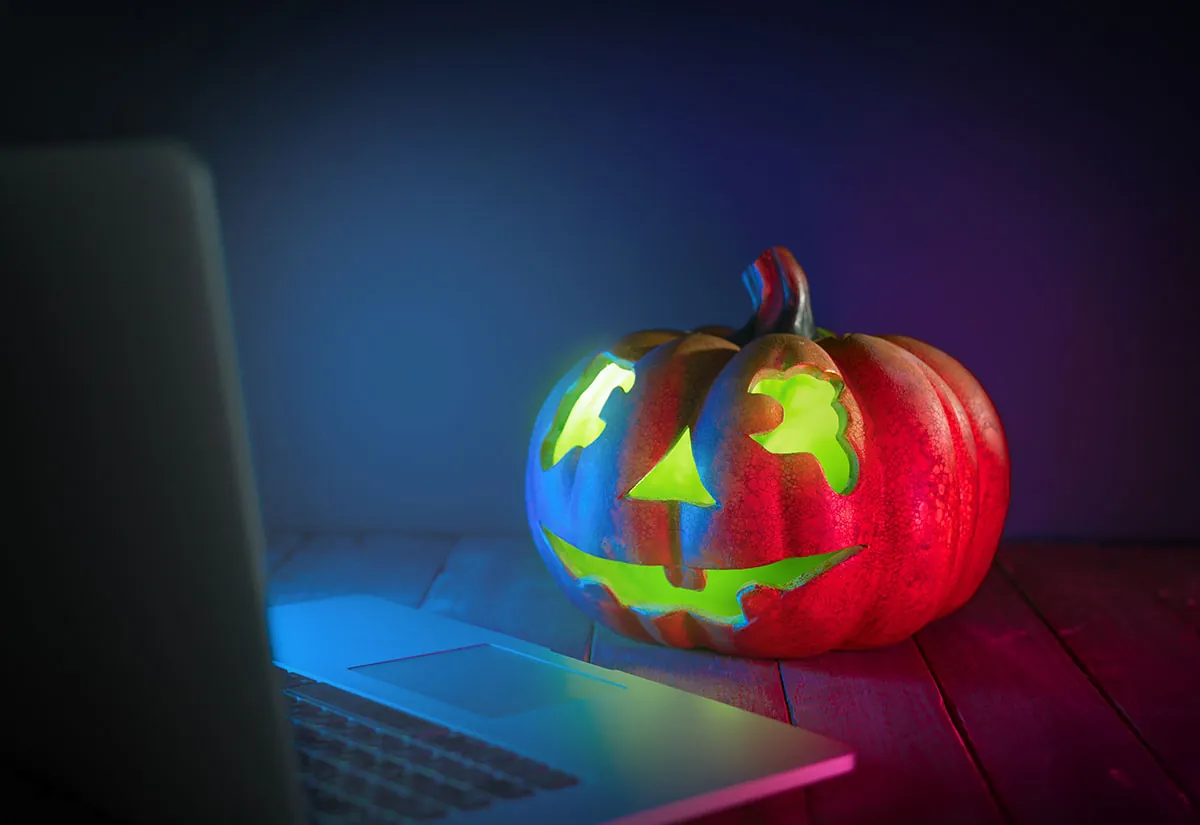 Calabaza de Halloween junto a un portátil para vender por internet